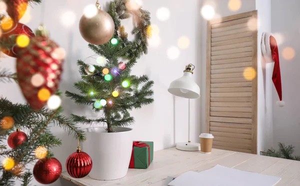 Werkplaats Met Mooie Kerstboom Kamer — Stockfoto