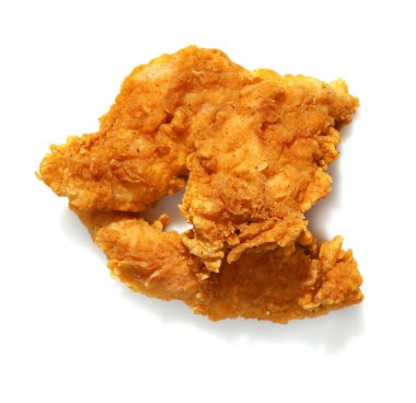 Beyaz arka planda kızarmış tavuk kanatları.