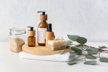 Işık arka planında kozmetik şişeleri olan spa seti