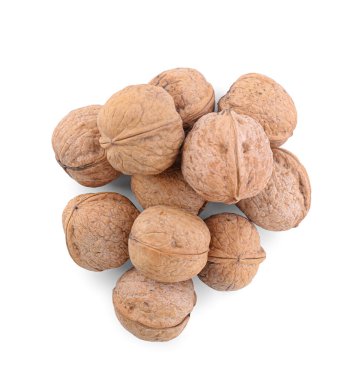 Beyaz arka planda bir yığın ceviz