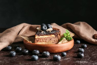 Koyu arkaplanda lezzetli çikolatalı kek tabağı