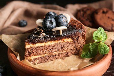 Lezzetli çikolatalı kek tabağı, yakın plan.