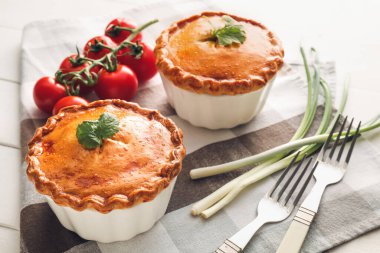 Masada lezzetli etli börekler var.