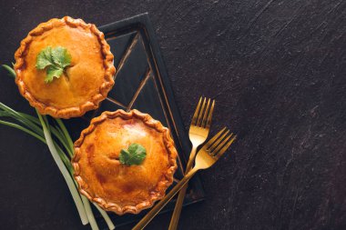 Esmer arka planda lezzetli etli börek.