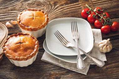 Masada lezzetli etli börekler var.