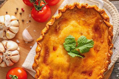 Lezzetli etli etli börek.