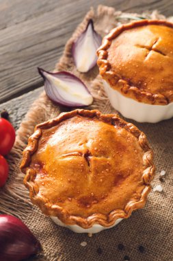 Masada lezzetli etli börekler var.