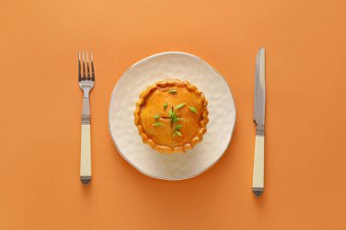 Renkli etli etli börek tabağı.