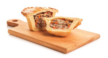 Beyaz arka planda lezzetli etli börek tahtası