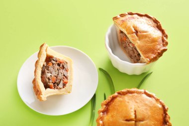 Renkli etli etli börek.