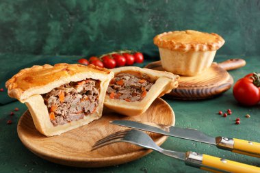 Renkli etli etli börek tabağı.