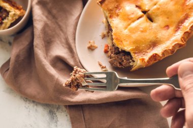 Lezzetli etli etli börek yemek, üst manzara.