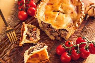 Gemide lezzetli etli börek var.