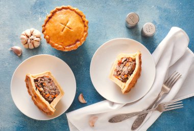 Renkli etli etli börek.