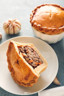 Renkli etli etli börek tabağı.