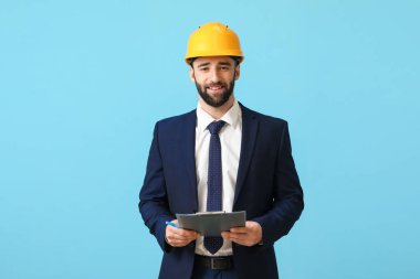 Mavi arka planda panosu olan sanayi mühendisi.