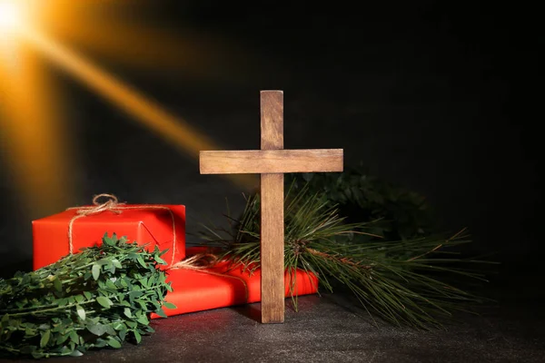 暗い背景の贈り物とのクロス クリスマスストーリーの概念 — ストック写真