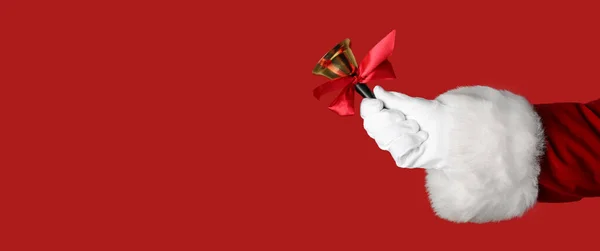 Weihnachtsmann Hält Weihnachtsglocke Auf Rotem Hintergrund Mit Platz Für Text — Stockfoto