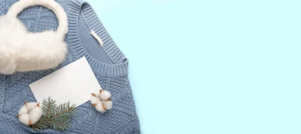 Cartão Branco Com Camisola Inverno Elegante Aquecedores Ouvido Fundo Azul — Fotografia de Stock