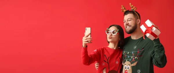 Glada Unga Par Snygga Julkläder Och Med Gåva Selfie Färg — Stockfoto