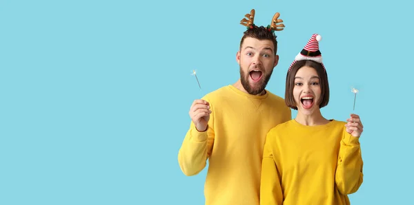 Feliz Pareja Joven Ropa Invierno Con Estilo Con Chispas Navidad — Foto de Stock