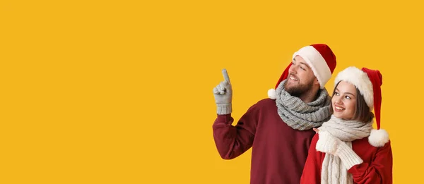 Glückliches Junges Paar Stylischer Winterkleidung Und Nikolausmützen Die Etwas Auf — Stockfoto