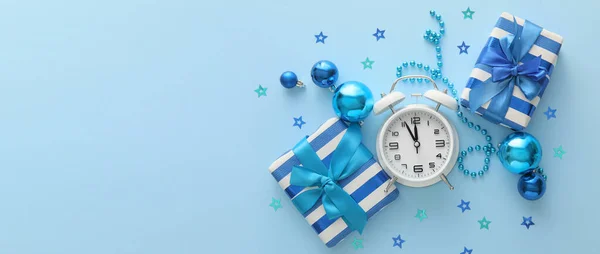 Réveil Avec Cadeaux Décorations Noël Sur Fond Bleu Avec Espace — Photo
