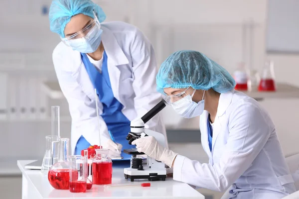 Científicos Estudiando Muestra Laboratorio — Foto de Stock