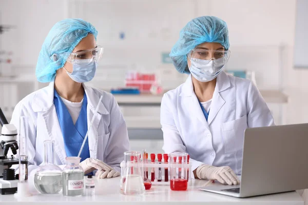 Científicos Desarrollando Vacuna Covid Laboratorio — Foto de Stock