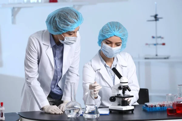 Científicos Estudiando Muestra Laboratorio — Foto de Stock