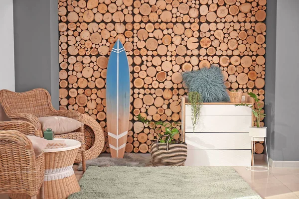 Interieur Des Stilvollen Modernen Zimmers Mit Surfbrett Korbsesseln Und Kommode — Stockfoto
