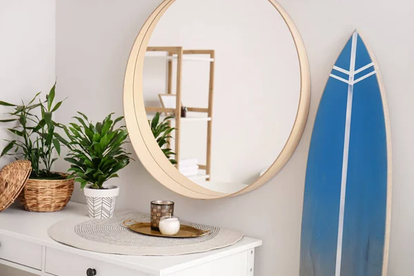 Interior Stylish Modern Room Surfboard Table Mirror — Stock Photo, Image