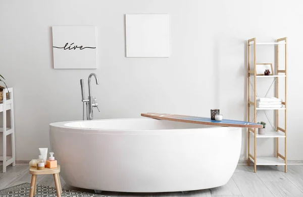 Bathtub Dengan Papan Selancar Interior Modern Kamar Mandi — Stok Foto