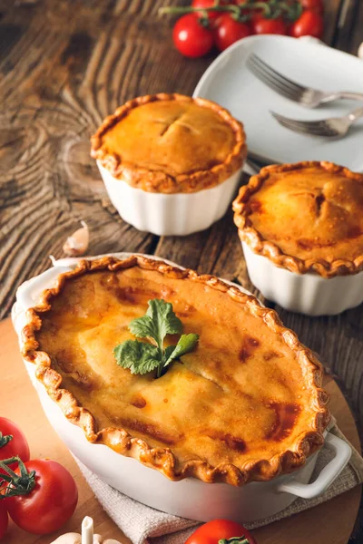 Masada lezzetli etli börekler var.