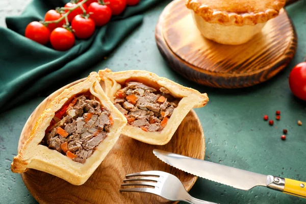 Renkli etli etli börek tabağı.