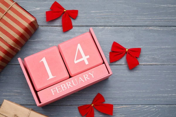 Kalendář Datem Valentýna Dárkové Krabice Červené Luky Šedém Dřevěném Pozadí — Stock fotografie
