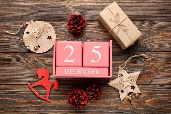 Calendario Con Fecha Navidad Conos Pino Decoraciones Caja Regalo Sobre —  Fotos de Stock