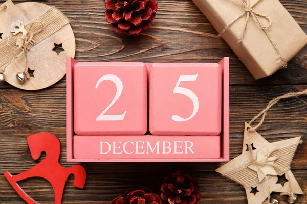 Calendario Con Fecha Navidad Caja Regalo Decoraciones Sobre Fondo Madera —  Fotos de Stock
