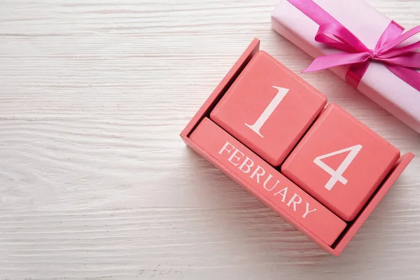 Kalendář Datem Valentýna Dárkové Krabice Světle Dřevěném Pozadí — Stock fotografie
