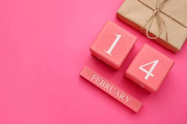 Calendario Con Fecha San Valentín Caja Regalo Sobre Fondo Rosa —  Fotos de Stock