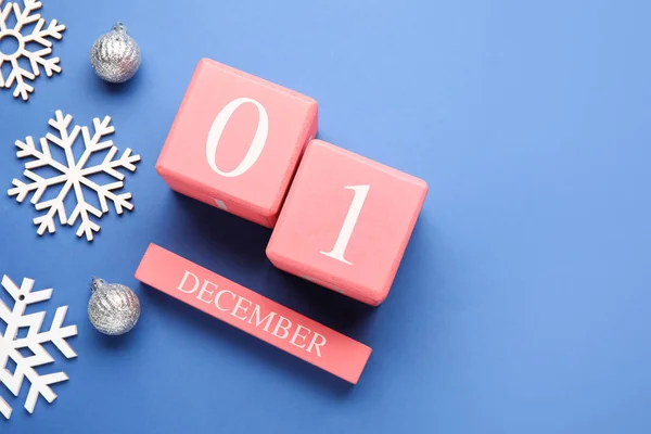 Calendario Con Fecha Del Diciembre Copos Nieve Bolas Navidad Sobre — Foto de Stock