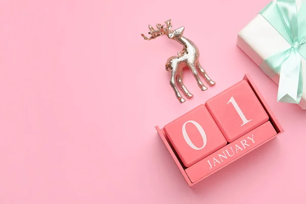 Calendar Date New Year Gift Box Toy Reindeer Pink Background — Stock Photo, Image