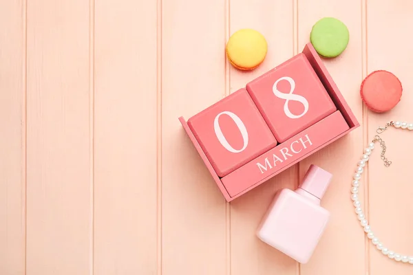 Calendário Com Data Dia Internacional Mulher Colar Garrafa Perfume Biscoitos — Fotografia de Stock
