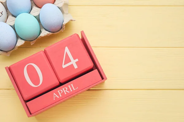 Calendario Con Fecha Abril Huevos Pintados Sobre Fondo Madera Color —  Fotos de Stock