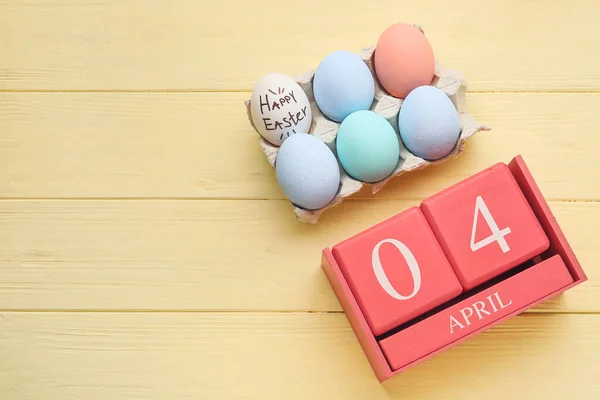Calendario Con Data Aprile Uova Dipinte Sfondo Legno Colori — Foto Stock