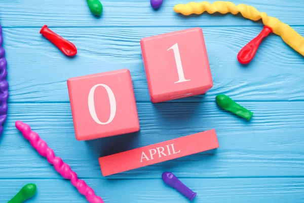 Kalender Mit Datum Des Aprilscherzes Und Luftballons Auf Farbigem Holzgrund — Stockfoto