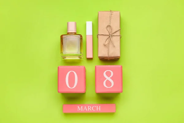 Kalender Med Datum För Internationella Kvinnodagen Presentförpackning Läppstift Och Flaska — Stockfoto