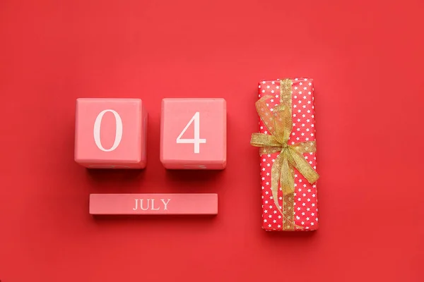 Kalendarz Datą Dnia Niepodległości Pudełko Prezentów Czerwonym Tle — Zdjęcie stockowe