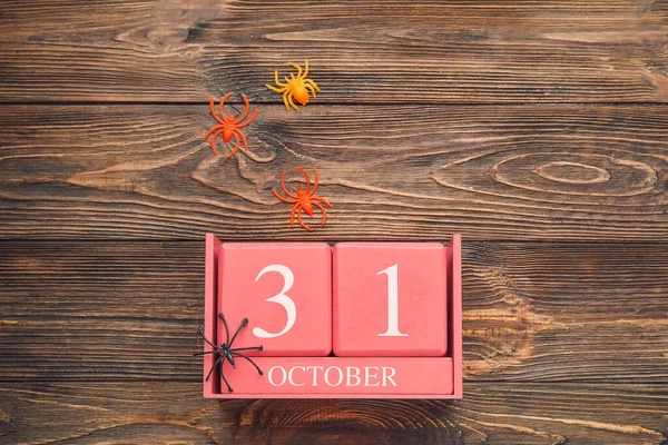 カレンダーハロウィンの日付と木製の背景にクモ — ストック写真