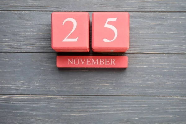 カレンダー11月25日の日付グレーの木の背景 — ストック写真
